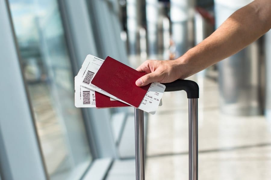 Пассажир в аэропорту, паспорт и билет